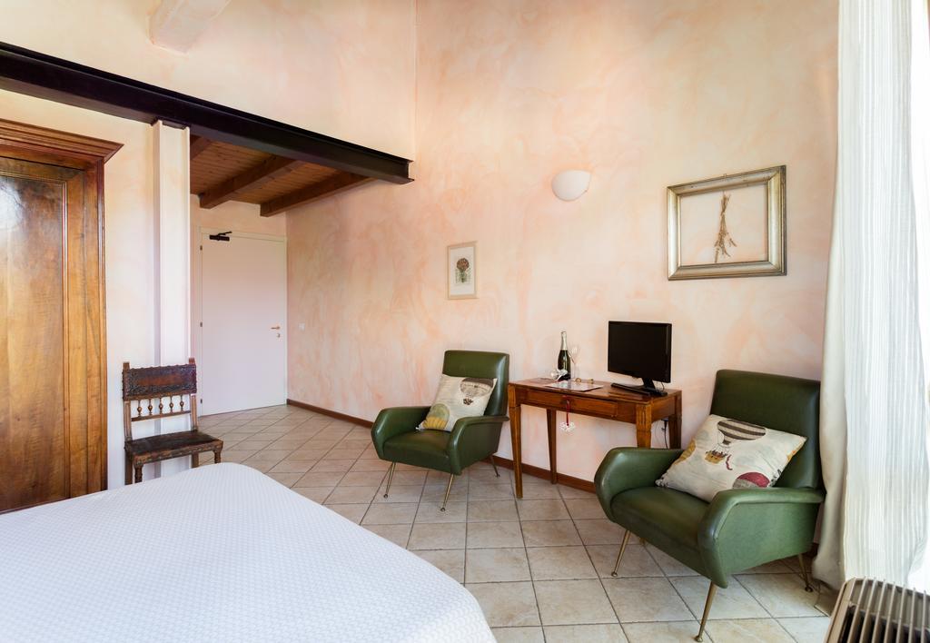 Cascina Clarabella Villa Iseo Room photo