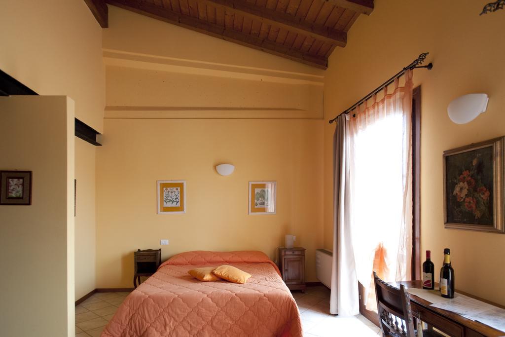 Cascina Clarabella Villa Iseo Room photo